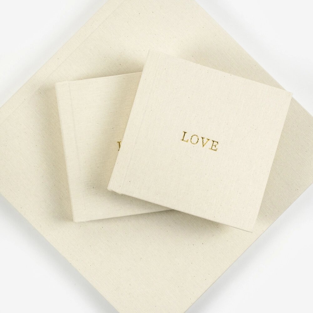 Pile d’albums en lin avec Love en doré