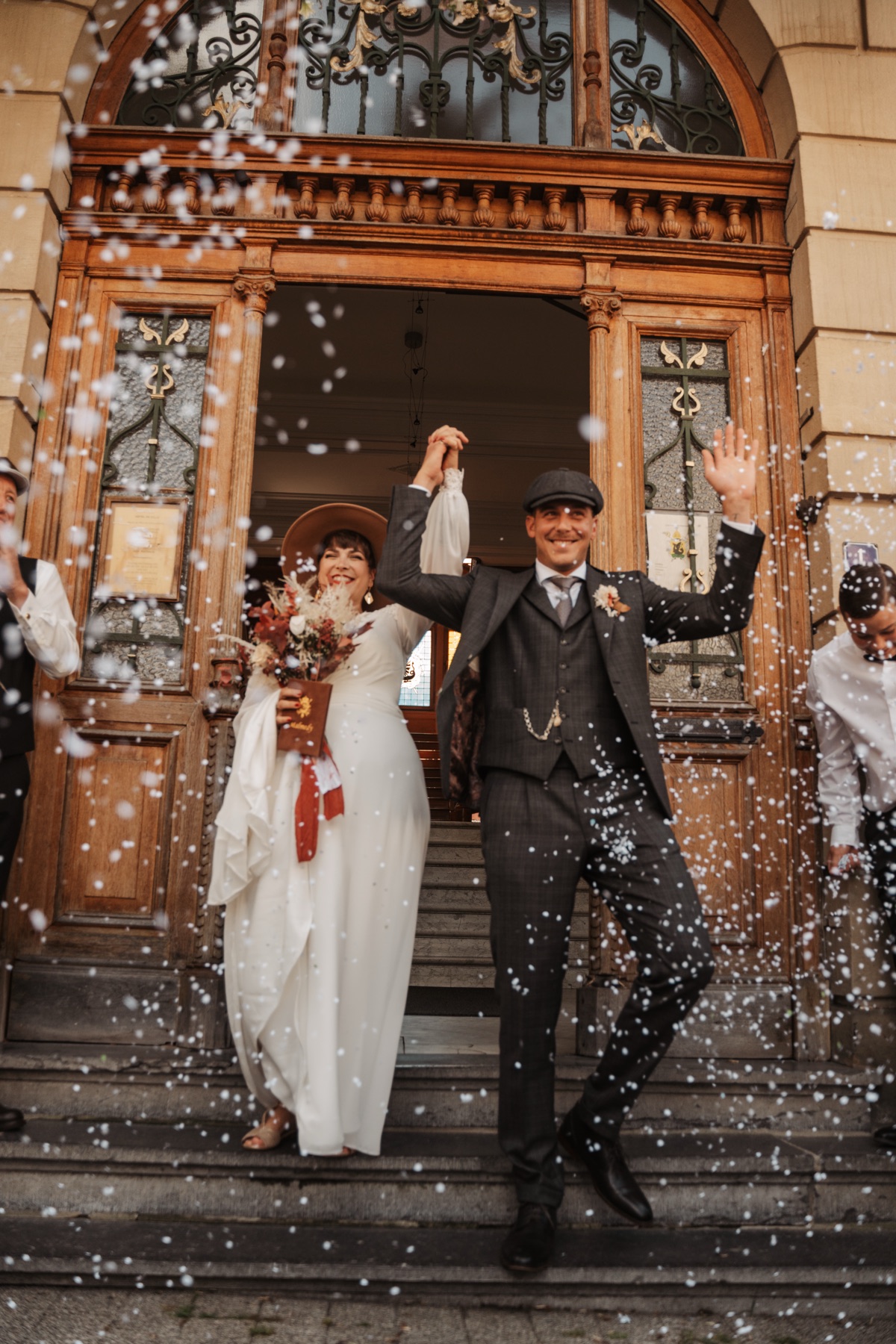 La mariée regarde le marié, chapeau et bouquet d’automne